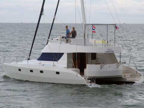 HK40' Catamaran leaving Pattaya - Click to zoom