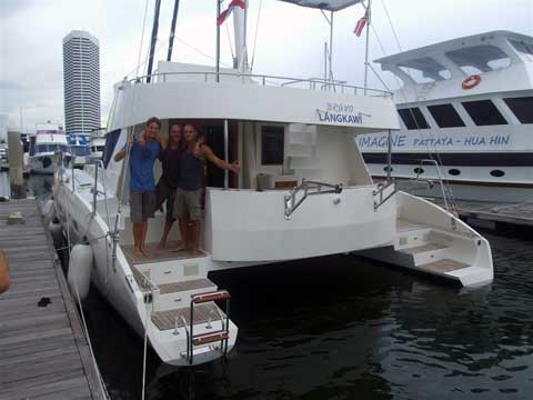 HK40' Catamaran leaving Pattaya - Click to zoom