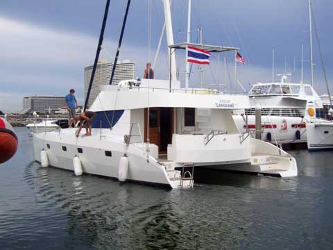 HK40' Catamaran leaving Pattaya - Click to zoom