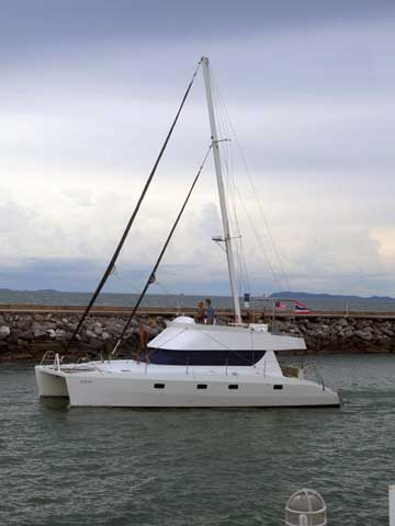 HK40' Catamaran leaving Pattaya - Click to zoom