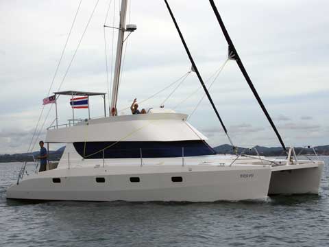 HK40' Catamaran leaving Pattaya - Click to zoom