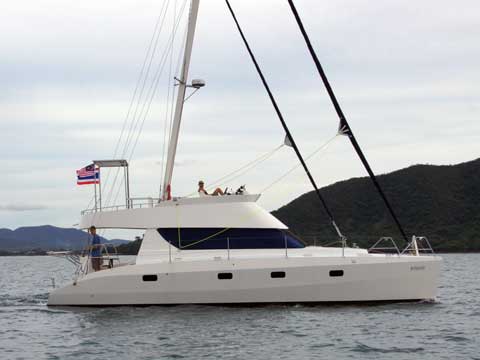 HK40' Catamaran leaving Pattaya - Click to zoom