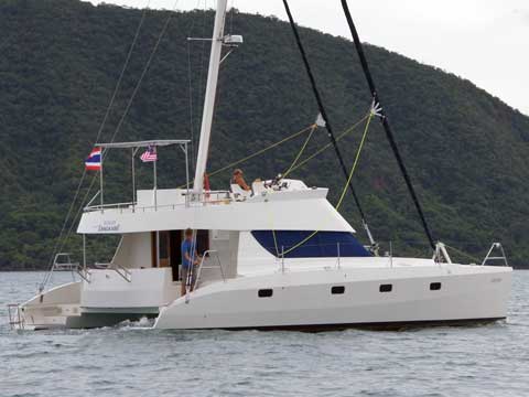 HK40' Catamaran leaving Pattaya - Click to zoom