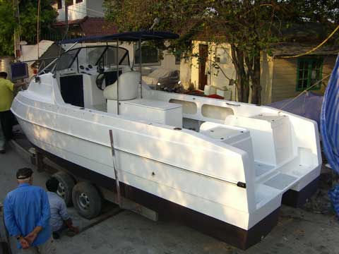 Catamaran fiberglass modification for outboard motors