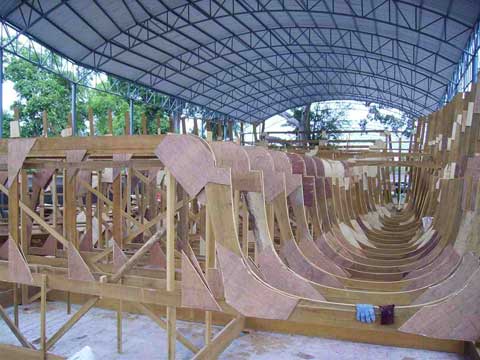 Building phases of the power catamaran
